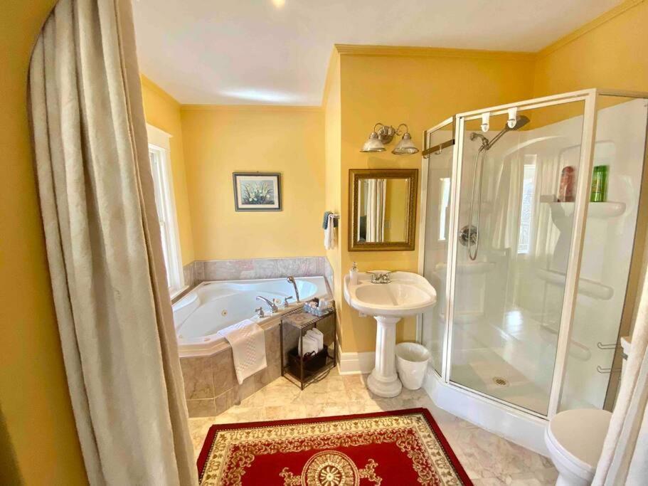 Holiday home Two Bedrooms Unit With Jacuzzi And Great View Niagara Falls